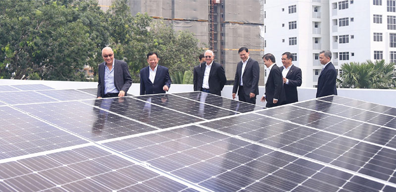 Các đại biểu tham quan dự án điện mặt trời áp mái tại tòa nhà điều hành khu công nghiệp VSIP 1, thành phố Thuận An, Bình Dương - Ảnh: T.L